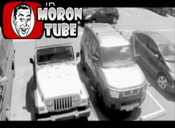 Video :A driver pays a hefty price for stealing a woman's parking spot!